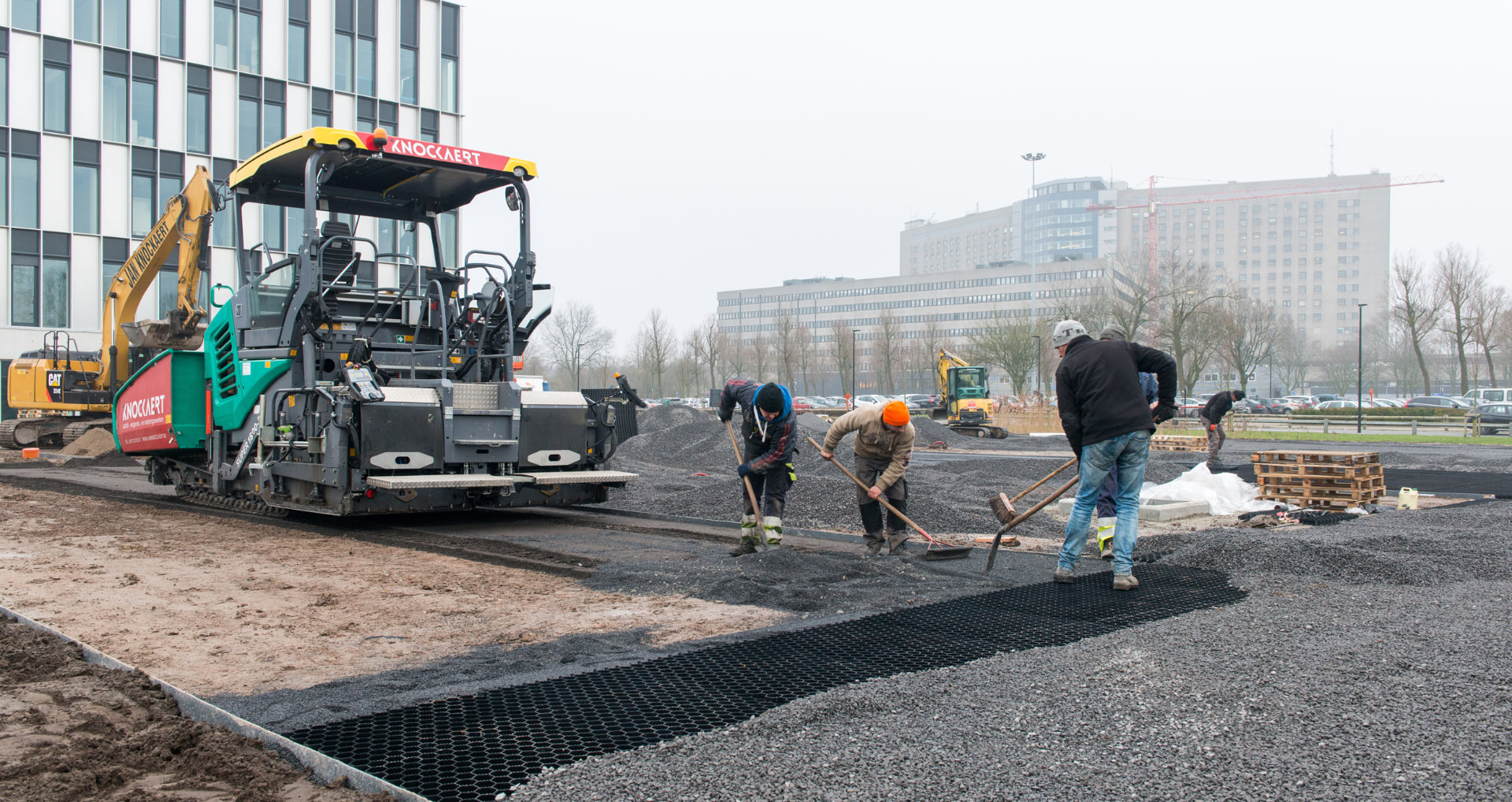 Aanleg van een parking met grasdallen en asfalt